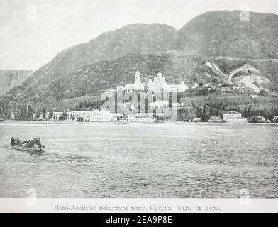 Neues Athos Kloster in der Nähe von Sukhum in Abchasien. Blick vom Meer. Stockfoto