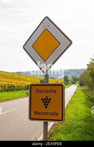 Schild Deutsche Weinstraße bei Siebeldingen, Pfalz, Rheinland-Pfalz, Deutschland Stockfoto