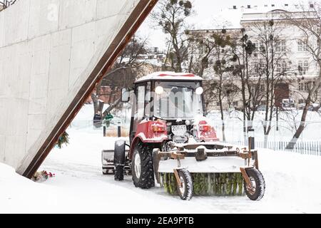 Lviv, Ukraine - 8. Februar 2020: Schneepflug Entfernung von Schnee von der Straße in Lviv Stockfoto