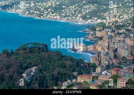 Camogli seine Kirche und die Levante Küste von oben gesehen Stockfoto