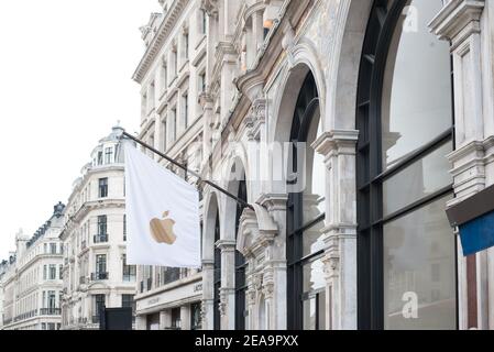 Logo Shop Store Schild Marke Front Retail Händler Technology Store Gold Traditionelles modernes Flaggschiff Apple, 235 Regent Street, Mayfair, London W1B 2EL Stockfoto