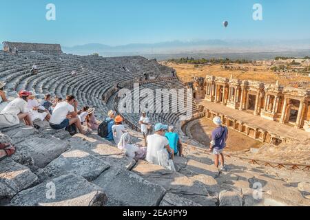 08. September 2020, Pamukkale, Türkei: Der Führer erzählt einer Gruppe von Touristen über antike griechische Dramen und Tragödien und Mythologie in einem antiken Amphitheat Stockfoto