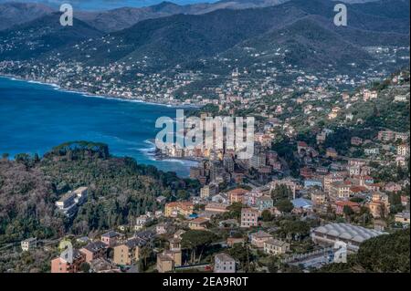 Camogli seine Kirche und die Levante Küste von oben gesehen Stockfoto