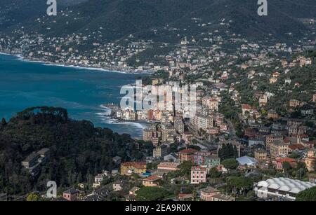 Camogli seine Kirche und die Levante Küste von oben gesehen Stockfoto