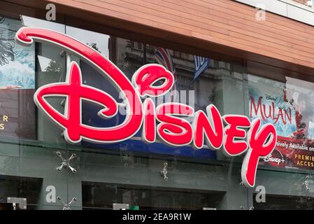 Logo Shop Geschäft Schild Marke Front Einzelhandel Einzelhändler Kinderladen Spielzeugladen Disney, 350-352 Oxford Street, London W1C 1JH Stockfoto