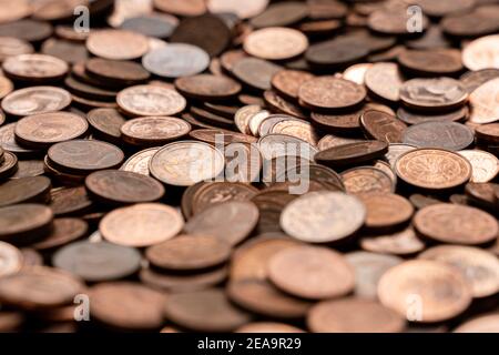 Viele kleine Eurocent-Münzen aus dem Wechsel. Tausende von harten Geldstücken in Kupferfarbe Stockfoto