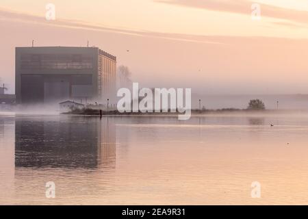 Eine Werft in Lauenburg / Elbe, Schleswig-Holstein am frühen Morgen im Nebel mit Blick über die Elbe Stockfoto