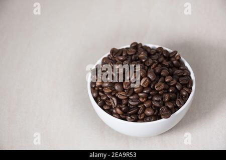 Vollkornkaffee in einer weißen Schüssel Stockfoto