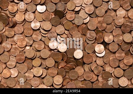 Viele kleine Eurocent-Münzen aus dem Wechsel. Tausende von harten Geldstücken in Kupferfarbe Stockfoto