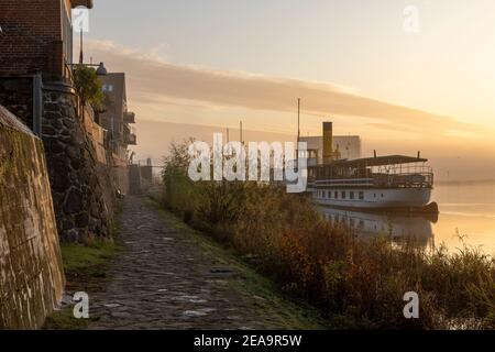 Der historische Raddampfer Kaiser Wilhelm am frühen Morgen an seinem Liegeplatz an den Ufern der Elbe in Lauenburg / Elbe, Schleswig-Holstein Stockfoto