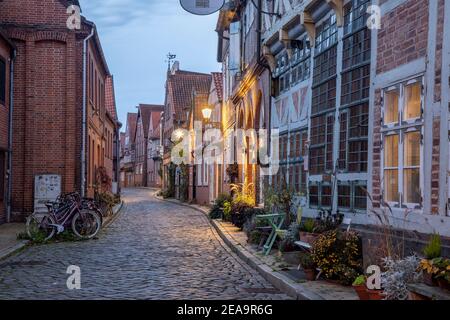 Die Elbstraße in Launenburg / Elbe in Schleswig-Holstein ist ein Kopfsteinpflaster Gasse in der historischen Altstadt Stockfoto