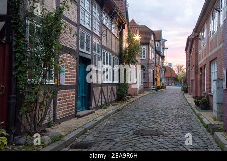 Die Elbstraße in Launenburg / Elbe in Schleswig-Holstein ist ein Kopfsteinpflaster Gasse in der historischen Altstadt Stockfoto