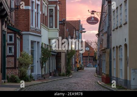 Die Elbstraße in Launenburg / Elbe in Schleswig-Holstein ist ein Kopfsteinpflaster Gasse in der historischen Altstadt Stockfoto