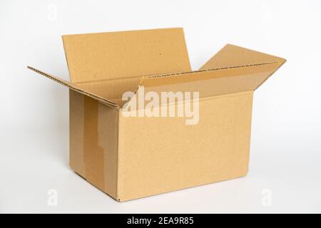 Karton-Versandkarton vor weißem Hintergrund. Perfekt für die Verpackung für die Lieferung. Leerer brauner offener Karton Stockfoto