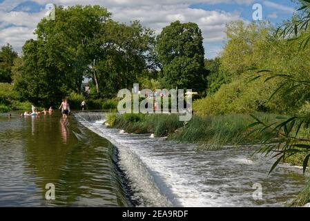 Baden in Warleigh Weir am Fluss Avon an einem heißen Tag, in der Nähe von Bath, Somerset, August 2020. Stockfoto