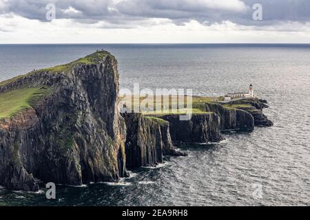 Blick auf den Leuchtturm Neist Point an der Atlantikküste Auf der Isle of Skye Stockfoto