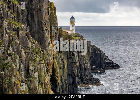 Blick auf den Leuchtturm Neist Point an der Atlantikküste Auf der Isle of Skye Stockfoto