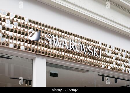 Logo Shop Geschäft Schild Marke Branding Shop Front Retail Retailer Unternehmen Luxusschmuck Swarovski, 328-330 Oxford Street, Mayfair, London W1C 2HX Stockfoto