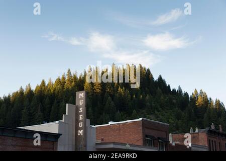 Die Sonne untergeht über dem Wallace District Mining Museum in Wallace, Idaho. Stockfoto