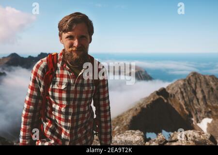 Bärtiger Mann wandern in den Bergen allein reisen Abenteuer Rucksackreisen im Freien Aktiver Urlaub gesunde Lebensweise Konzept Wanderer Porträt Stockfoto