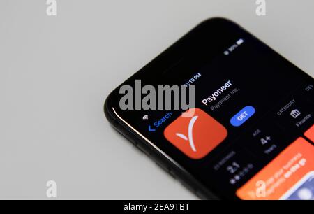 Payoneer Zahlung online Geld-Management-System. Finanzunternehmen sendet, überträgt, empfängt Online-Geld. Calgary Alberta Kanada Februar 10 2021 Stockfoto