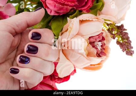 Hand einer erwachsenen Frau mit gemalten Nägeln, Maniküre, nagellack. Studio Foto Stockfoto