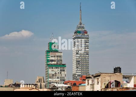 Außenansicht des Hochhauses Latin American Tower oder Torre Latinoamericana in der Innenstadt von Mexiko-Stadt gegen blauen Himmel, Mexiko, im Januar 25, 2021 Stockfoto