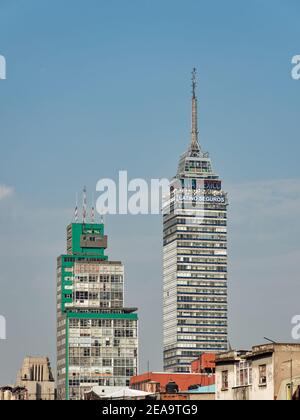 Außenansicht des Hochhauses Latin American Tower oder Torre Latinoamericana im Zentrum von Mexiko-Stadt gegen blauen Himmel mit Wolken, Mexiko, im Januar 25, 2021 Stockfoto