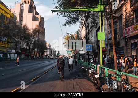 Leere zentrale Straße von Mexiko-Stadt Eje Central Street oder Avenida Lazaro Cardenas ohne Autos wegen der Coronavirus-Pandemie und Radfahrer und Menschen zu Fuß entlang der Straße, Mexiko, im Januar 25, 2021 Stockfoto