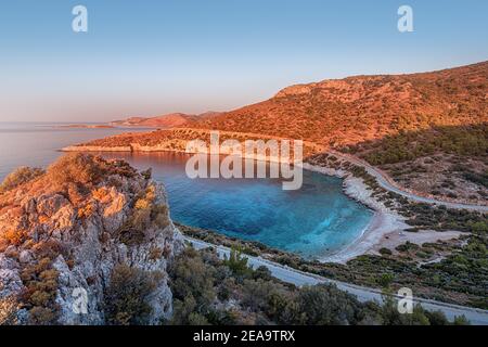 Sonnenaufgang über dem Paradies Little Kurubuk Cove und Bay auf Datca Peninsula. Türkische Naturwunder am Meer Stockfoto