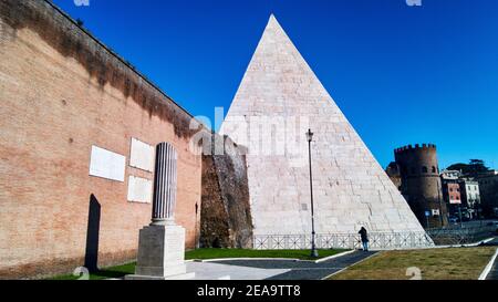 Rom Straßenblick auf Ostiense Platz mit alten und gut Erhaltene Pyramide Cestia in latein Pyramide von Caio Cestio mit Alte Stadtmauer und Stadt sk Stockfoto