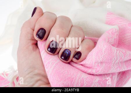 Hand einer erwachsenen Frau mit gemalten Nägeln, Maniküre, nagellack. Studio Foto Stockfoto