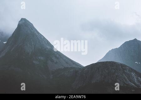 Neblige Berggipfel Landschaft in Norwegen dunkle Felsen Landschaft reisen Wildnis Natur Stockfoto