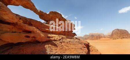 Panoramablick auf natürliche Steinbrücke und Wüste Wadi Rum, Jordanien Stockfoto