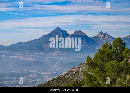 Wohnanlage auf einem Hügel, von der Bernia Ridge oberhalb von Benidorm aus gesehen, an der Costa Blanca, Spanien Stockfoto