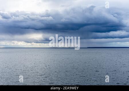 Dramatische Wolken über der Ostsee kurz vor dem Meer Sturm Stockfoto