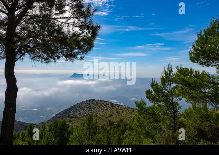 Frühling im bergigen Bernia Ridge oberhalb von Benidorm, an der Costa Blanca, Spanien Stockfoto