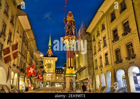 Bern, Schweiz - 23. Aug 2020: Nächtliche Stadtszene von Zahringen Brunnen oder Zahringerbrunnen und Zytglogge Uhrturm, Wehrturm und Gefängnis auf Stockfoto
