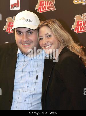 Die Teilnehmer der TV-Reality-Show 'Mons incroyable fianc' Laurent und Adeline nehmen an den französischen NRJ-Cine-Preisen Teil, die am 30. September 2005 im Le Grand Rex in Paris, Frankreich, stattfinden. Foto von Laurent Zabulon/ABACAPRESS.COM Stockfoto