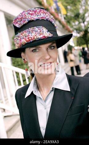 Die französische Schauspielerin Cyrielle Claire nimmt am 2. Oktober 2005 am Prix de l'Arc de Triomphe auf der Rennstrecke Longchamp in Paris, Frankreich, Teil. 84th Foto von Orban-Zabulon/ABACAPRESS.COM Stockfoto