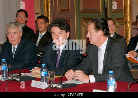 Der französische Finanzminister Thierry Breton und der Verkehrsminister Dominique Perben nehmen an einem Treffen mit den Gewerkschaften der SNCM (National Maritime Corsica-Mediterranean Company) über den Rettungsplan der öffentlichen Seeverkehrsgesellschaft in Marseille am 3. Oktober 2005 Teil. Die französische Regierung traf sich am Montag mit den Gewerkschaften, um einen Streit über Pläne zur Privatisierung einer Fährgesellschaft zu beenden und Proteste zu stoppen, die den südlichen Hafen von Marseille blockiert und Unruhen auf Korsika verursacht haben. Foto von Gerald Holubowicz/ABACAPRESS.COM Stockfoto