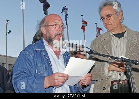 Der CGT-Führer der SNCM Jean-Paul Israel (L) hält seine Rede während eines politischen Treffens der Linken am 3. Oktober auf dem Place Joliette in Marseille, Südfrankreich, um die seit zehn Tagen streikenden SNCM-Mitarbeiter zu unterstützen. Foto von Gerald Holubowicz/ABACAPRESS.COM Stockfoto