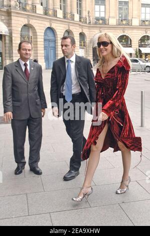 DIE US-Schauspielerin Sharon Stone verlässt am 4. Oktober 2005 das 'Maison du Caviar' in Paris, Frankreich. Foto von Giancarlo Gorassini/ABACAPRESS.COM Stockfoto