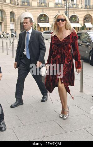 DIE US-Schauspielerin Sharon Stone verlässt am 4. Oktober 2005 das 'Maison du Caviar' in Paris, Frankreich. Foto von Giancarlo Gorassini/ABACAPRESS.COM Stockfoto