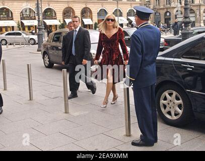 DIE US-Schauspielerin Sharon Stone verlässt am 4. Oktober 2005 das 'Maison du Caviar' in Paris, Frankreich. Foto von Giancarlo Gorassini/ABACAPRESS.COM Stockfoto