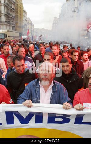 SNCM CGT-Führer Jean-Paul Israel und 20,000 Gewerkschafter CGT, FO, CFDT und CFTC demonstrieren am 4. oktober 2005 in Marseille, Frankreich. In der Prozession demonstrieren die Segler der SNCM gegen den Rettungsplan der öffentlichen Seegesellschaft. Foto von Gerald Holubowicz/ABACAPRESS.COM Stockfoto