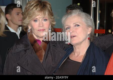 Die französische Schauspielerin Marie-Christine Barrault (R) und die US-Schauspielerin Jane Fonda, beide ehemalige Ehefrauen des verstorbenen französischen Regisseurs Roger Vadim, posieren bei ihrer Ankunft zur Premiere von 'Vadim, un Milliardaire du Bonheur', einem Dokumentarfilm von Eddy Vicken über Vadim', im Publicis-Kino auf den Champs-Elyses in Paris, Frankreich, Am 4. Oktober 2005. Foto von Denis Guignebourg/ABACAPRESS.COM Stockfoto