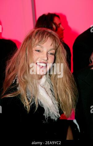 Die französische Schauspielerin Arielle Dombasle nimmt am 5. Oktober 2005 an der Präsentation der Kollektion Frühjahr/Sommer 2006 von Emanuel Ungaro Ready-to-Wear im 'Le Carrousel du Louvre' in Paris Teil. Foto von Nebinger-Orban/ABACAPRESS.COM Stockfoto