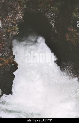 Fluss Abiskojakka Schlucht Naturlandschaft in Schweden Abisko Nationalpark Reise Wahrzeichen Blick Loch in Felsen Landschaft Wasser fließt Stockfoto