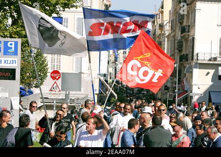 Die Gewerkschafter CGT, FO, CFDT und CFTC demonstrieren am 6. oktober 2005 in Marseille, Frankreich. In der Prozession demonstrieren die Segler der SNCM gegen den Rettungsplan der öffentlichen Seegesellschaft. Gleichzeitig treffen sich der französische Finanzminister Thierry Breton und der Verkehrsminister Dominique Perben mit den Gewerkschaften der SNCM (National Maritime Korsika-Mediterranean Company) über den Rettungsplan der öffentlichen Seeverkehrsgesellschaft. Foto von Gerald Holubowicz/ABACAPRESS.COM Stockfoto